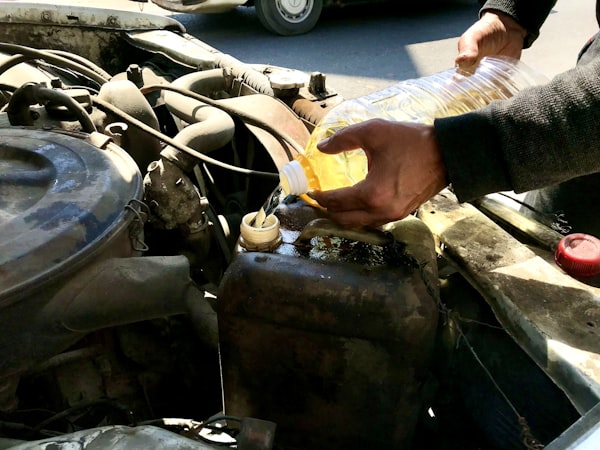 Técnico revisando niveles de líquidos en motor de automóvil